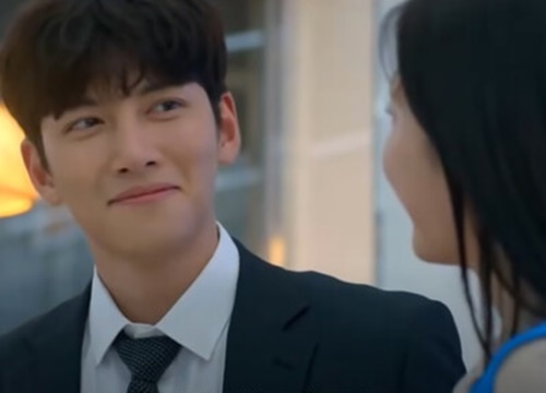 Backstreet Rookie: Ji Chang Wook đi làm về hớn hở tặng hoa bày tỏ tình yêu với Kim Yoo Jung