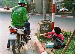 Câu chuyện ấm áp giữa anh xe ôm công nghệ và cô bé bán hàng rong