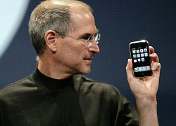 Điều kì lạ Steve Jobs làm khi giới thiệu iPhone đầu tiên khiến ai cũng bật cười