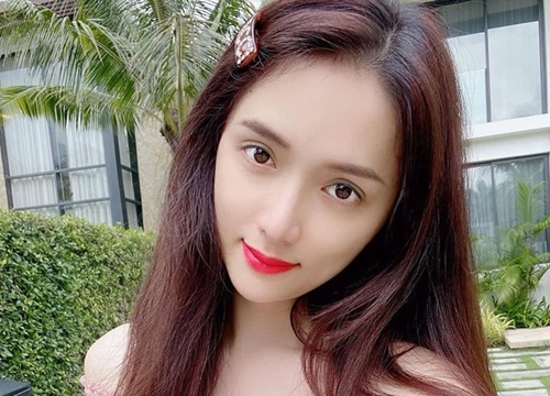 Hương Giang mặc áo trễ vai, Khả Như diện đồ bó khoe eo thon