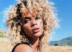 Jasmine Sanders hở bạo giữa thiên nhiên