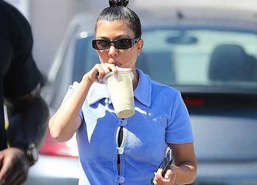 Kourtney Kardashian mặc đồ giản dị đi chơi cùng tình cũ sau 5 năm chia tay