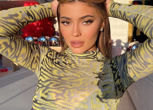 Kylie Jenner, Jennie lăng xê mốt áo lưới gợi cảm