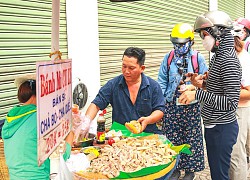 Quầy bánh mì vỉa hè 70 năm, bán 500 ổ trong vòng 3 tiếng