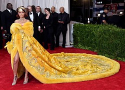 Rihanna thấy bản thân như cô hề, không dám xuống xe trong Met Gala 2015