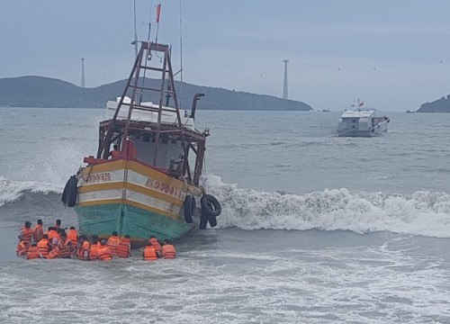 Vùng 5 Hải quân kịp thời cứu kéo tàu cá Kiên Giang mắc cạn