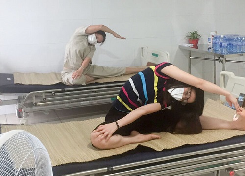 Y bác sĩ Đà Nẵng tập yoga trực tuyến trong phòng cách ly