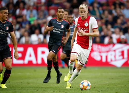 Barca và MU tranh giành tiền vệ Van de Beek