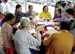 Chàng Tây toát mồ hôi với những "quy tắc ngầm" trên mâm cỗ người Việt