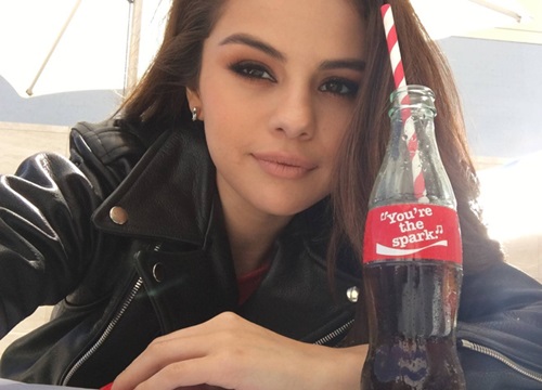 Đẳng cấp Selena Gomez: Mặc hở mà chẳng bao giờ phô, visual đỉnh "cân" mọi màu son khó nhằn