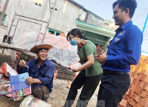 'Đi từng ngõ, gõ từng nhà, rà từng người' chặn dịch từ gốc