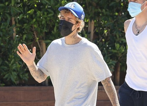 Justin Bieber mặc đồ giản dị ra phố sau ồn ào vi phạm giãn cách xã hội