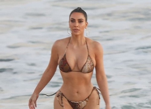 Kim Kardashian khoe đường cong 'nảy lửa' trên bãi biển, ông xã Kanye West liệu có còn muốn ly hôn?