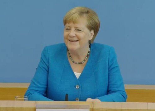 Merkel bật cười về tin Trump 'quyến rũ' bà