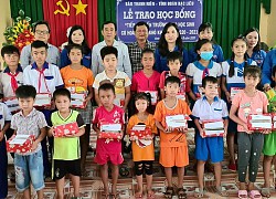 Trao học bổng và tập vở cho học sinh nghèo