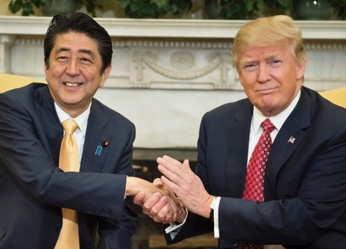 Trump lo lắng cho sức khỏe Abe