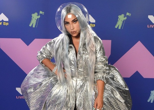 Dàn sao làm lố trên thảm đỏ VMAs 2020: Lady Gaga đội bể cá, The Weeknd bị đánh?