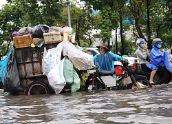 Mưa lớn kéo dài, nhiều tuyến đường TP HCM ngập nặng