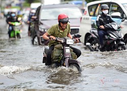 Sài Gòn lại ngập sau cơn mưa kéo dài hơn 60 phút