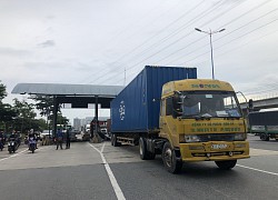 Không đóng cửa thùng hàng, xe container quật đổ cabin trạm thu phí