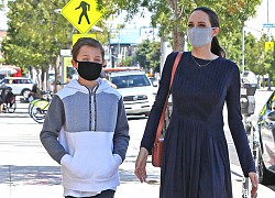 Angelina Jolie diện váy maxi đằm thắm, đeo khẩu trang cool ngầu dạo phố cùng con trai Knox