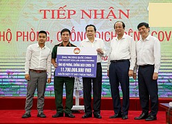 Chủ nhân Bướm đại ngàn mặc quân phục nhận bằng khen của UBTƯ MTTQ Việt Nam sau khi trao 11,7 tỷ đồng chống dịch Covid-19