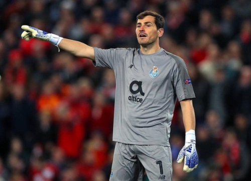 Iker Casillas tuyên bố giải nghệ ở tuổi 39