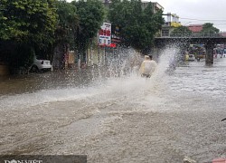 Lạng Sơn: Nước ngập lút bánh xe sau mưa lớn kéo dài