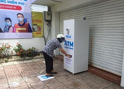 Người dân vui vẻ cảm ơn cha đẻ cây ATM khẩu trang