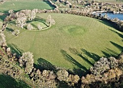 Quần thể đền cổ bí ẩn bên dưới pháo đài nổi tiếng ở Bắc Ireland