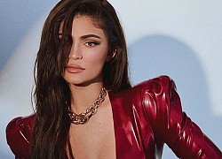 Rủ nhau lần lượt lên bìa Vogue, đôi bạn Kylie Jenner và Hailey Baldwin đều gợi cảm hết cỡ