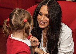 Đúng vào ngày sinh nhật của Meghan Markle, Nữ hoàng Anh cùng gia đình hoàng gia đồng loạt lên tiếng chúc mừng gây ra nhiều tranh luận