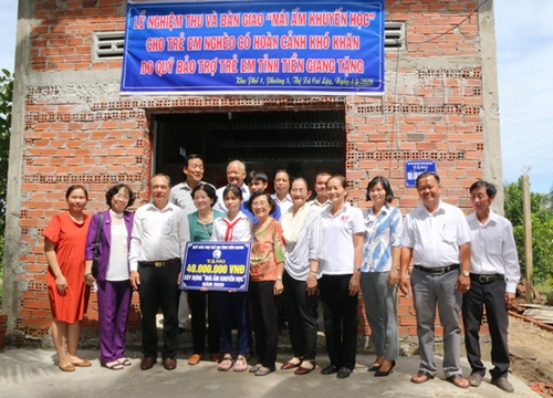 Tiền Giang: Bàn giao Mái ấm khuyến học cho học sinh có hoàn cảnh khó khăn