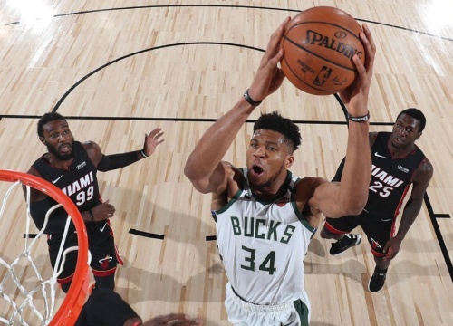 Antetokounmpo vượt 4 cầu thủ trong 2 giây để úp rổ