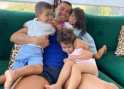 C. Ronaldo ôm con, khoe tóc mới