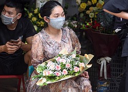 Cô giáo tâm lý nhất kỳ thi THPT: Mang bó hoa lớn cùng các em khoá dưới tới ngồi chờ để cổ vũ học sinh