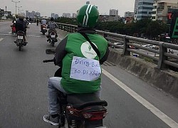 Tờ thông báo dán sau lưng tài xế Grab khiến người đi đường tò mò, đọc rồi ai cũng bật cười