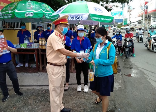 CSGT tặng khẩu trang cho thí sinh thi tốt nghiệp THPT: 'Tôi nhớ ngày mình đi thi'