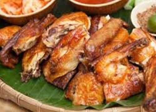 Cuối tuần, mẹ trổ tài làm gà nướng mắc khén thơm ngon, lạ miệng