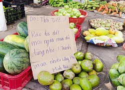 Gặp ông chủ hàng rau "không đeo khẩu trang, bán đắt gấp đôi": Thường phát rau miễn phí giúp đỡ công nhân nghèo