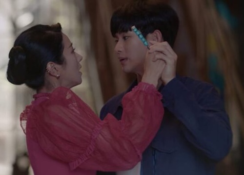 Điên thì có sao: Nghiệp quật Kim Soo Hyun mặc sức la hét 'Anh yêu em, anh nói anh yêu mà' nhưng Seo Ye Ji vẫn ngó lơ