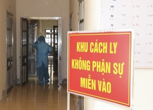 Một thầy giáo cùng con gái 17 tuổi đi Đà Nẵng về có biểu hiện đau họng, tức ngực