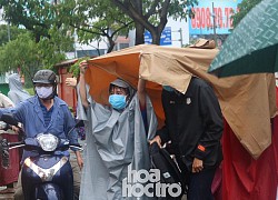 Mưa to ngày thi Toán: "Soái ca", "soái tỷ" đưa chiếc ô làm trái tim teen 2K2 "có cầu vồng"