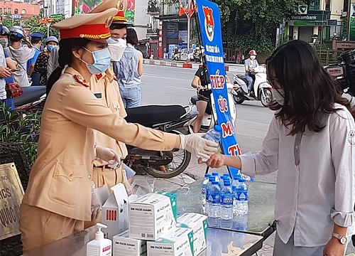 Quận Hai Bà Trưng: Hàng trăm cán bộ chiến sỹ, đoàn viên thanh nhiên tích cực tham gia "tiếp sức mùa thi"