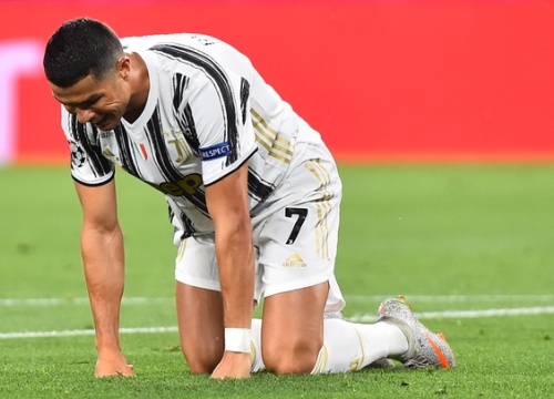 Ronaldo lập cú đúp, Juventus vẫn bị loại sớm ở Champions League