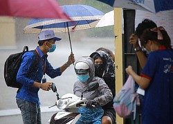 Sinh viên tình nguyện nhường áo mưa, che dù cho thí sinh lên phòng thi