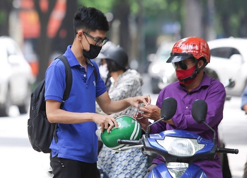 Thu điện thoại, tháo đồng hồ đưa cho con căn thời gian 'chiến đấu' với môn toán