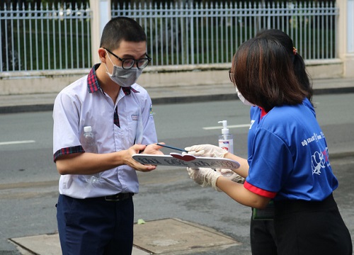 Tình nguyện viên rửa tay, tiếp lửa cho sĩ tử thi tốt nghiệp THPT