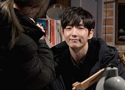 &#8220;Tứ ca&#8221; Lee Jun Ki nhây siêu cấp khiến cảnh ân ái Moon Chae Won suýt toang ở hậu trường Flower of Evil