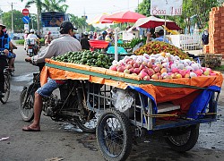 Chiếc xe chở trái cây kì lạ khiến cả chợ ngoái nhìn, đến xe tải cũng phải đi chậm nhường đường